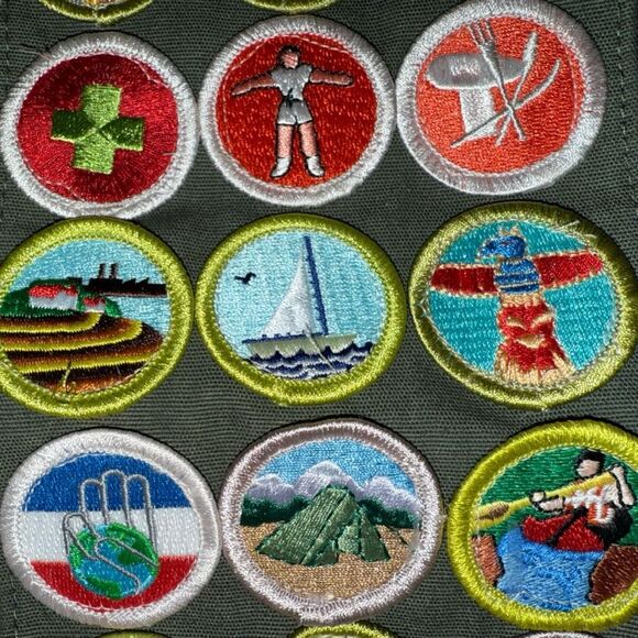 Boy Scout Merit Badge Sash with 33 Rolled Edge Merit Emblems Badges B13 - Picture 4 of 8